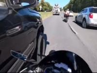 Motocykliści ruszają w pościg za kierowcą pickupa, który potrącił jednego z nich