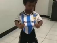 Młody argentyński kibic przed i po pierwszym meczu Argentyny na Mistrzostwach w Katarze