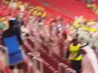 Kibice z Japonii sprzątają stadion po meczu otwarcia Mistrzostw Świata w Katarze