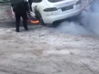 W Moskwie zapalił się samochód Tesli