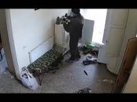 Ruscy okupanci okradają ukraiński dom - widok z kamery CCTV