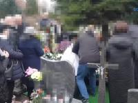 Pijany ksiądz odprawiając ceremonię pogrzebową upadł na grób