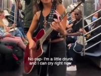 Kiedy nieproszona kobieta zaczyna coś tam śpiewać w metrze