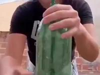 Dziewczyna recyklinguje plastikowe butelki