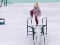 Dzieciaki kochają zabawy w śniegu