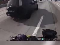 Motocyklista pomaga kierowcy z zepsutym samochodem stojącym na autostradzie