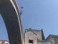 Skok do wody ze słynnego mostu w Mostarze