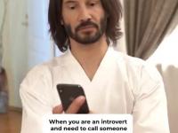 Keanu Reeves pokazuje, jak introwertyk szykuje się do rozmowy