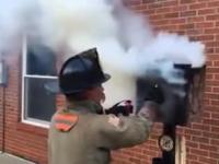 Film instruktażowy jak należy gasić pożar amerykańskiego strażaka