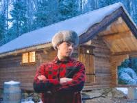 21-latek ze Szwecji Erik Grankvist w 3 lata sam zbudował drewniany dom w lesie