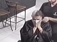 Fryzjer goli swoją głowę w geście solidarności z kobietą chorą na raka