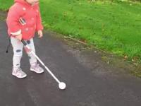 Niewidoma dziewczynka uczy się drogi do nowego domu babci i dziadka