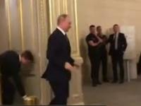 Sześciu mężczyzn towarzyszy Putinowi w drodze do toalety