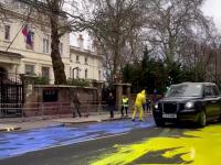 Malują wielka flagę Ukrainy przed ambasada Rosji w Londynie