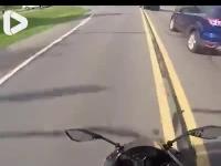 Kozak na motocyklu ucieka przed policją, ale dopada go karma