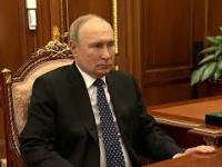 Jeden trzyma stół, drugi trzęsie się ze strachu. Komiczne nagranie z Putinem i Kadyrowem