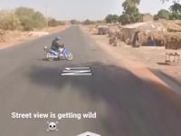 Motocyklista i samochód Google Street View