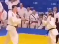 Kobieta vs Facet w walce karate