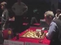 Magnus Carlsen, obecny mistrz szachowy, znudzony pojedynkiem z Garrim Kasparowem