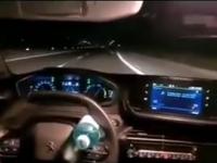 Samochód jedzie bez kierowcy na autostradzie w nocy. Co może pójść nie tak?
