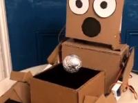 Robot magik zrobiony z kartonu