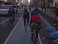 Bliskie spotkanie rowerzysty z taksówkarzem w Nowym Jorku