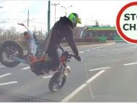 Motocykliści dają popis na rondzie w Poznaniu
