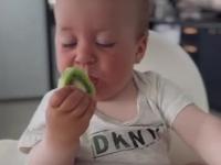 Dziecko degustuje kiwi po raz pierwszy