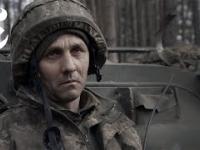 Walentyn, żołnierz walczący na froncie w Donbasie, bez wahania ratuje rannych, narażając swoje własne życie.