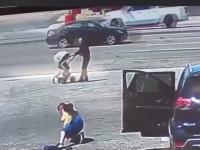 Kobieta traci kontrolę nad staczającym się wózkiem z dziecko w stronę ulicy