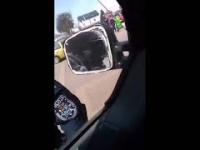 Policjant wybija szybę pałką, ponieważ kierowca nie wykonuje poleceń