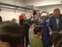 Prezydent Turcji wręcza pieniądze dzieciom w lokalu wyborczym