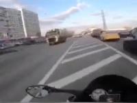 Szaleniec na motocyklu szaleje na mieście