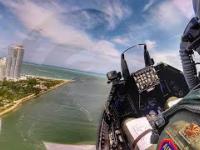 Widok z kokpitu samolotu F-16 podczas lotu - Miami