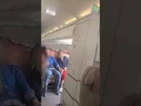Pasażer podczas zniżania samolotu otworzył drzwi ewakuacyjne