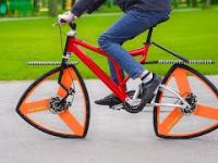 Twórca roweru z kwadratowymi kołami zrobił rower z ...kołami trójkątnymi