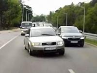 Film z idiotą, który robi sobie slalom między autami i naraża innych kierowców