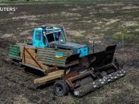 Ukraiński rolnik usuwa miny za pomocą zdalnie sterowanego ciągnika