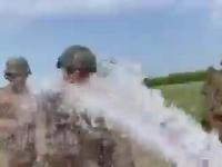 Szybki prysznic ukraińskich żołnierzy po wyjściu z okopów