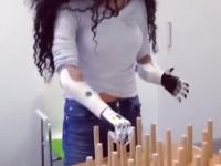Dziewczyna ćwiczy używanie robotycznej protezy