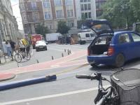 Samochodem osobowym ciągnął rurę na skrzyżowaniu w centrum Poznania