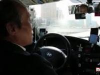 Taksówkarz z Pekinu wiezie obywateli Niemiec