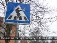Ten znak drogowy sprawia, że ludzie wykonują głupi spacer rodem z Monty Pythona