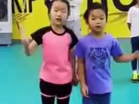Dwie małe Azjatki skaczą na skakance