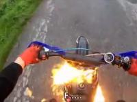 Motocykl zapalił mu się podczas jazdy