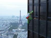Marcin Banot wspiął się na wieżowiec w Paryżu. Pojawiło się nagranie. Spocisz się podczas oglądania