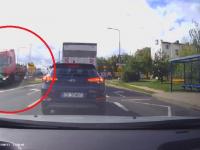 Bydgoszcz: TIR zmiażdżył stojące auta. 10 z nich złożyło się jak domino