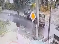 Samochód po zderzeniu wjeżdża w dziecko na wózku