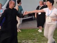 Film z tańczącym księdzem na wadowickiej pielgrzymce robi furorę w sieci