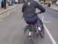 Geniusz na rowerze postanowił postraszyć kierowcę